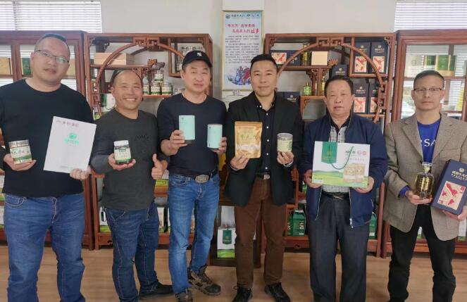 中華金廚、中國烹飪大師黃熾華師傅和“華家班”秘書處成員一行蒞臨粵森指導牛大力菜品研究與開發工作。